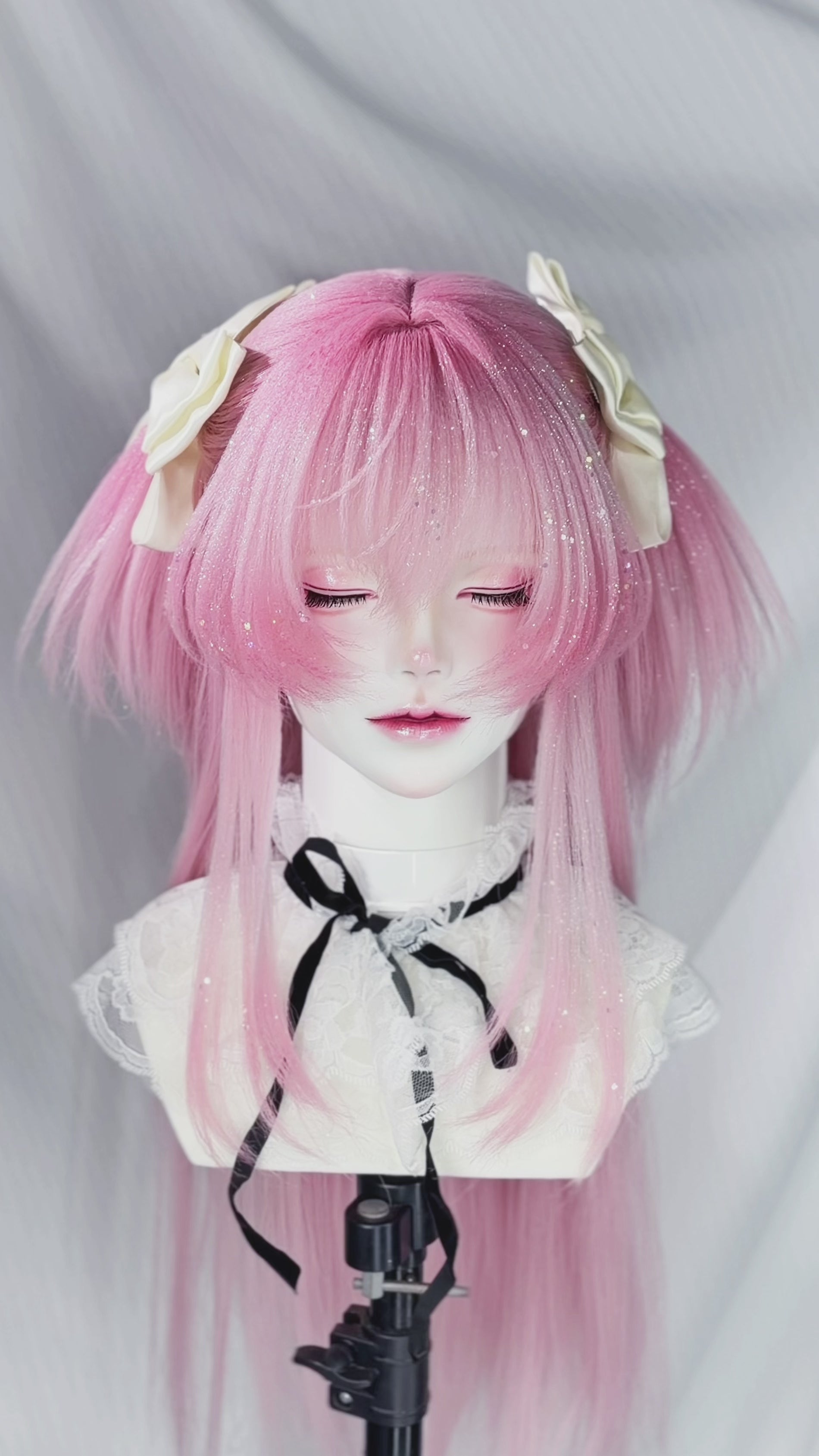 Handcrafted Madoka Kaname cosplay wig ✨
Glittery pink twin tails + delicate bows